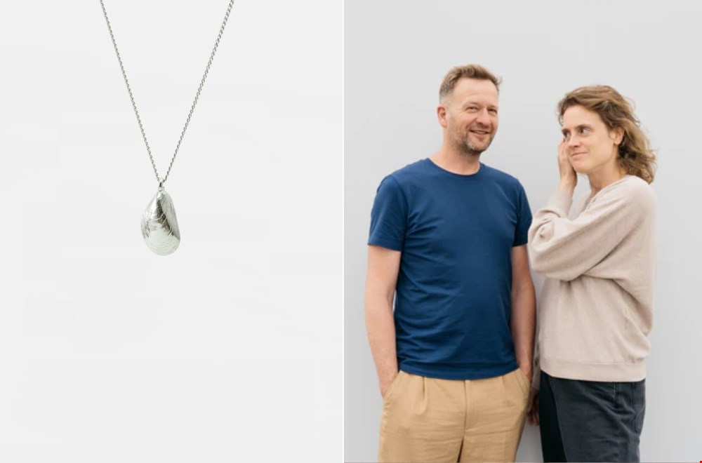 Erik en Monique en een van hun beklende ontwerpen, de mosselketting Erik en Monique en een van hun beklende ontwerpen, de mosselketting